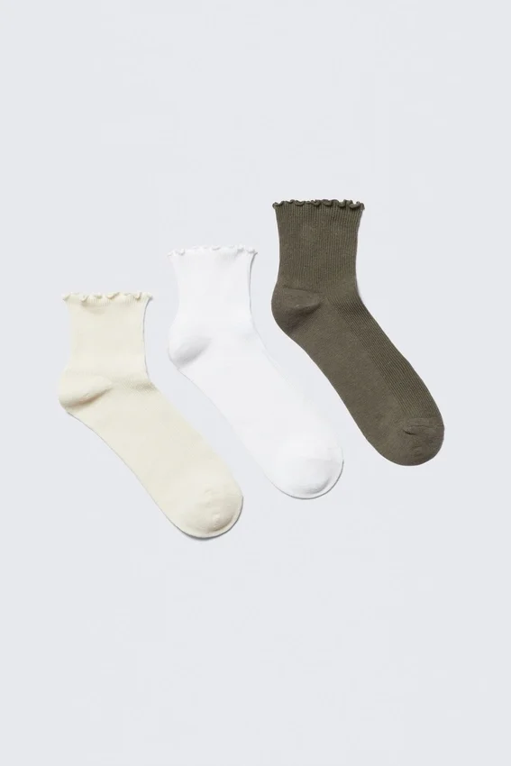 3-Pack Frill Edge Ankle Socks – Light Beige/White/Khaki Green 3-Pack Frill Edge Ankle Socks – Light Beige/White/Khaki Green