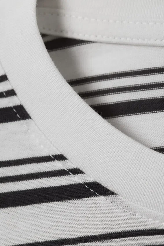 Boxy Fit Long-Sleeved Striped T-Shirt – Black & White Stripes Boxy Fit Long-Sleeved Striped T-Shirt – Black & White Stripes