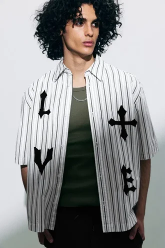 Boxy Short-Sleeved Graphic Shirt – White & Black Stripes