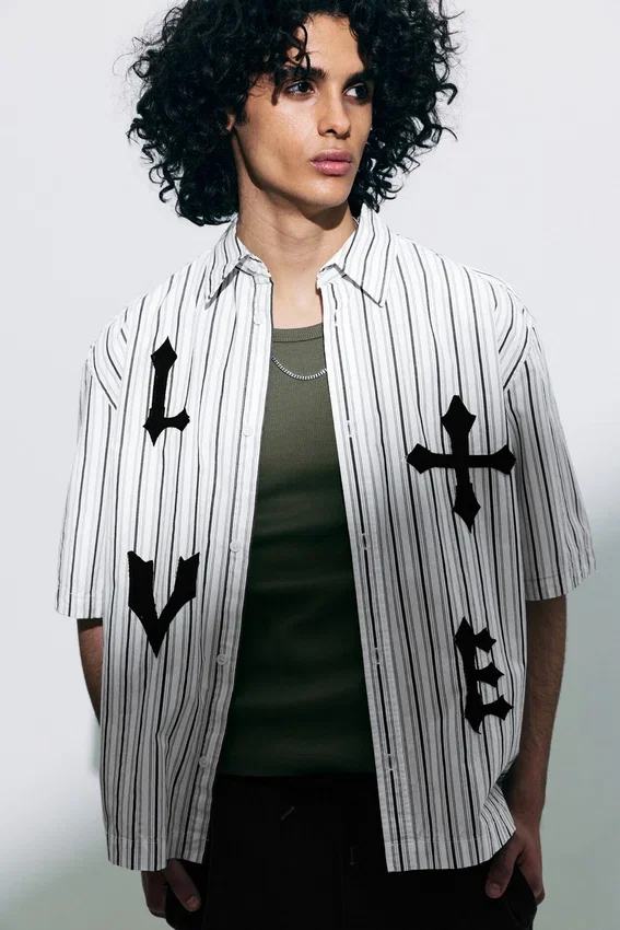 Boxy Short-Sleeved Graphic Shirt – White & Black Stripes Boxy Short-Sleeved Graphic Shirt – White & Black Stripes