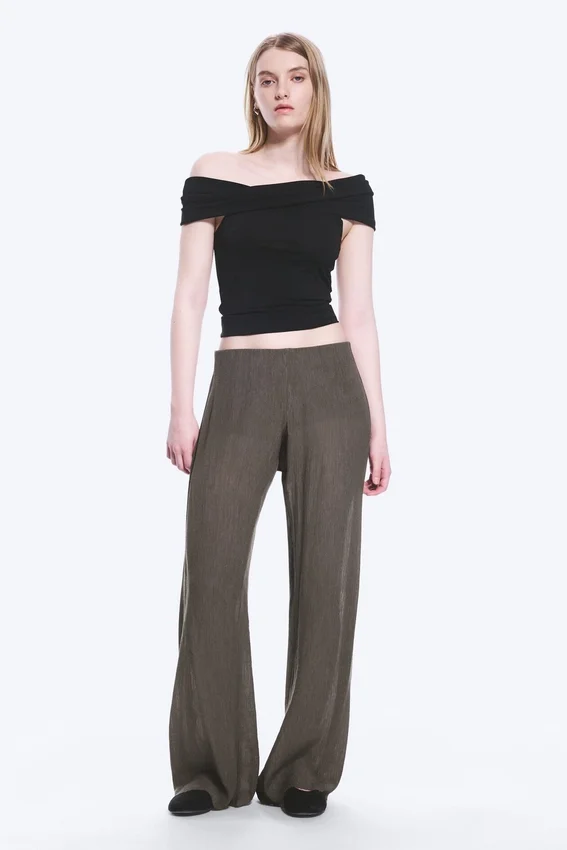 Crinkled Low-Rise Wide-Leg Trousers – Dark Brown Crinkled Low-Rise Wide-Leg Trousers – Dark Brown