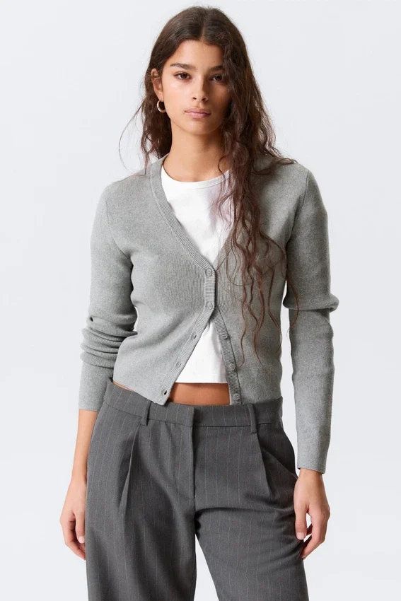 Cropped Knitted V-Neck Cardigan – Grey Melange Cropped Knitted V-Neck Cardigan – Grey Melange