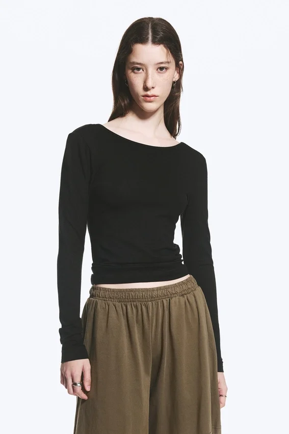 Deep Back Long-Sleeved Top – Black Deep Back Long-Sleeved Top – Black