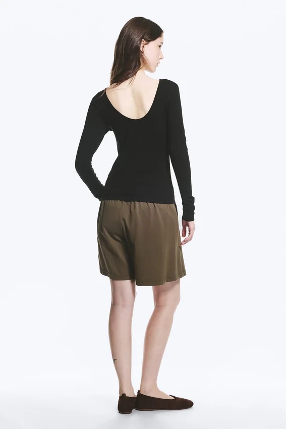 Deep Back Long-Sleeved Top – Black Deep Back Long-Sleeved Top – Black