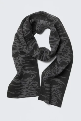 Double Layered Jacquard-Knit Scarf – Black