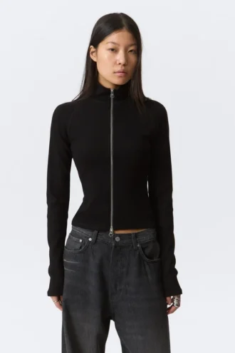 Fitted Long-Sleeved Mock-Neck Zip Top – Black