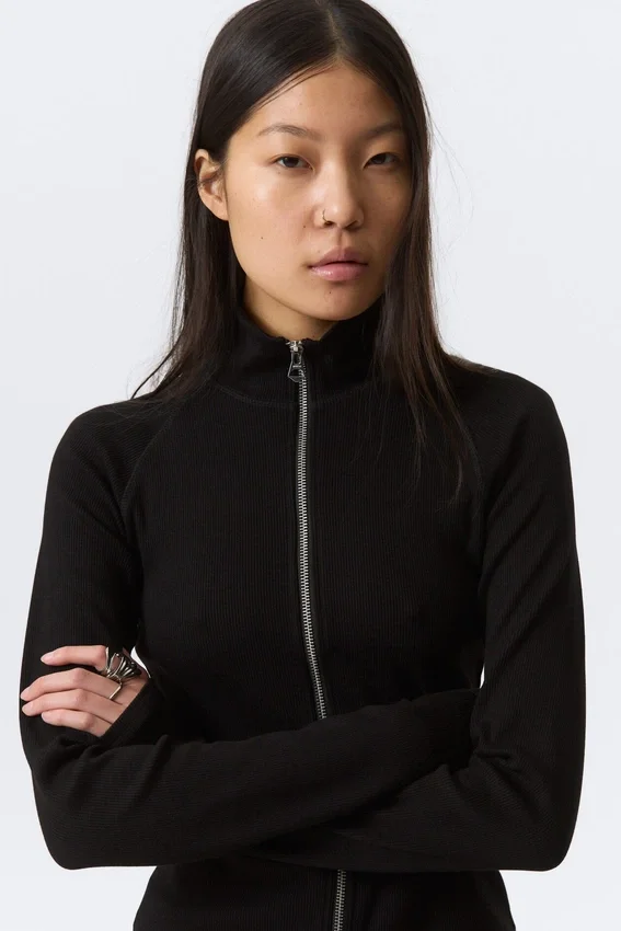 Fitted Long-Sleeved Mock-Neck Zip Top – Black Fitted Long-Sleeved Mock-Neck Zip Top – Black