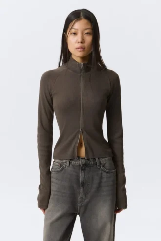 Fitted Long-Sleeved Mock-Neck Zip Top – Washed Dark Grey Fitted Long-Sleeved Mock-Neck Zip Top – Washed Dark Grey