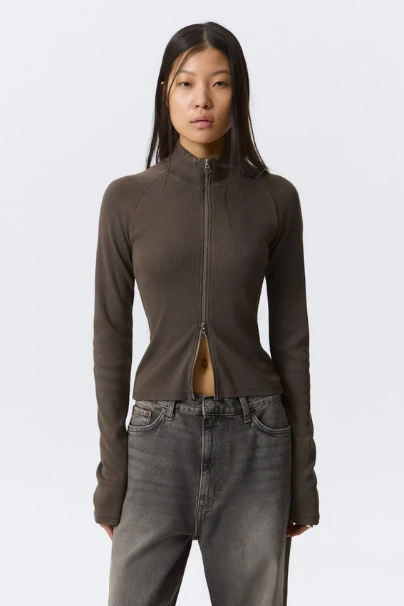 Fitted Long-Sleeved Mock-Neck Zip Top – Washed Dark Grey Fitted Long-Sleeved Mock-Neck Zip Top – Washed Dark Grey
