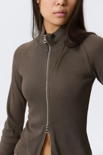 Fitted Long-Sleeved Mock-Neck Zip Top – Washed Dark Grey Fitted Long-Sleeved Mock-Neck Zip Top – Washed Dark Grey