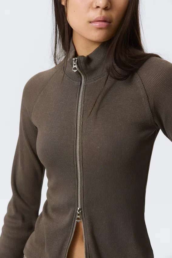 Fitted Long-Sleeved Mock-Neck Zip Top – Washed Dark Grey Fitted Long-Sleeved Mock-Neck Zip Top – Washed Dark Grey
