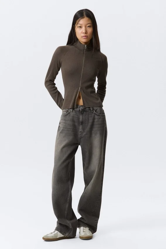 Fitted Long-Sleeved Mock-Neck Zip Top – Washed Dark Grey Fitted Long-Sleeved Mock-Neck Zip Top – Washed Dark Grey