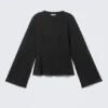 Fitted Long-Sleeved Top – Black