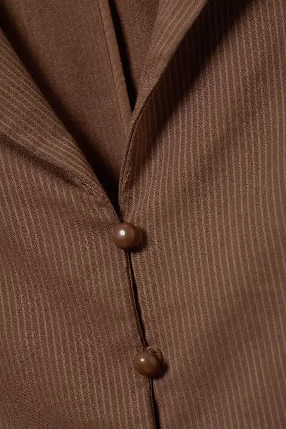 Fitted Short-Sleeved Resort Shirt – Striped Brown Fitted Short-Sleeved Resort Shirt – Striped Brown
