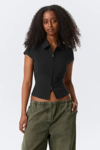 Fitted Short-Sleeved Zip Top – Black