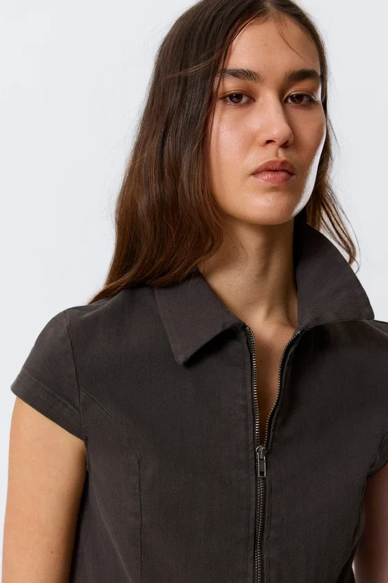 Fitted Short-Sleeved Zip Top – Dark Grey Fitted Short-Sleeved Zip Top – Dark Grey