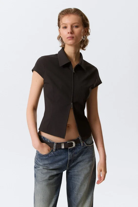 Fitted Short-Sleeved Zip Top – Striped Black Fitted Short-Sleeved Zip Top – Striped Black