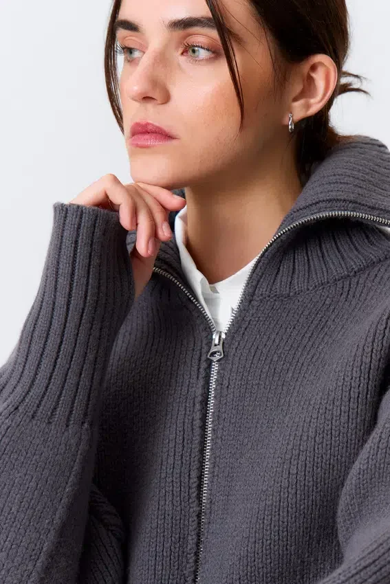 Fitted Turtleneck Wool Sweater – Dark Grey Fitted Turtleneck Wool Sweater – Dark Grey