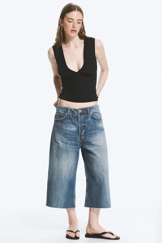 Fitted V-Neck Sleeveless Top – Black Fitted V-Neck Sleeveless Top – Black