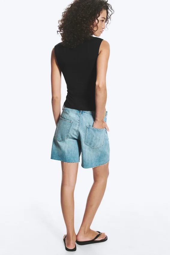 Fitted V-Neck Sleeveless Top – Black Fitted V-Neck Sleeveless Top – Black