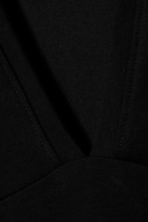 Fitted V-Neck Sleeveless Top – Black Fitted V-Neck Sleeveless Top – Black