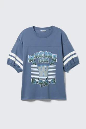 Graphic Short-Sleeved Varsity T-Shirt – Dusty Blue – Magic Rose