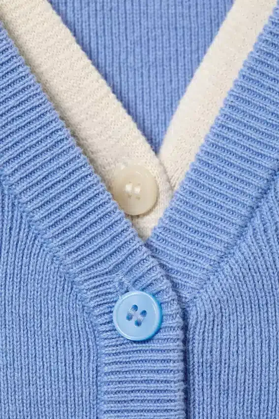 Knitted Double-Layered V-Neck Cardigan – Blue/Off-White Knitted Double-Layered V-Neck Cardigan – Blue/Off-White