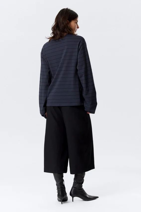 Long-Sleeved Boxy Cotton T-Shirt – Striped Dark Blue Long-Sleeved Boxy Cotton T-Shirt – Striped Dark Blue