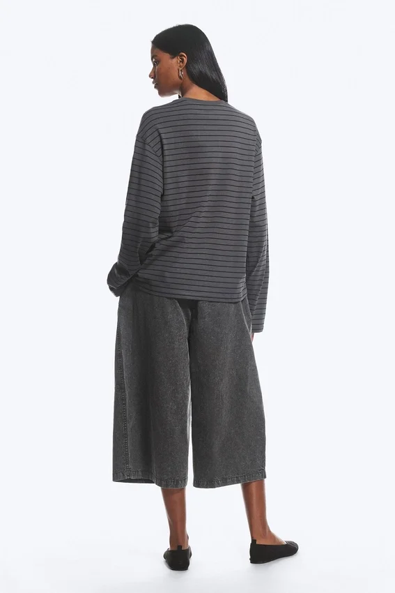 Long-Sleeved Boxy Cotton T-Shirt – Striped Dark Grey Long-Sleeved Boxy Cotton T-Shirt – Striped Dark Grey