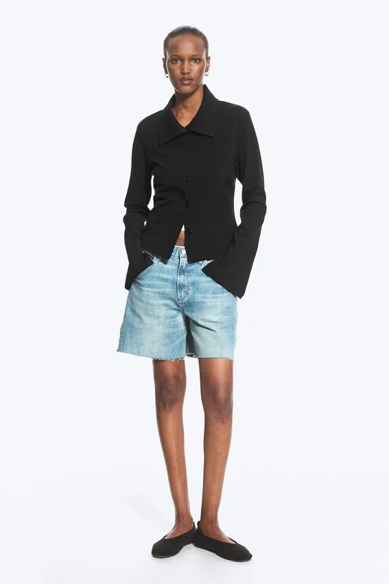Long-Sleeved Buttoned Shirt – Black Long-Sleeved Buttoned Shirt – Black