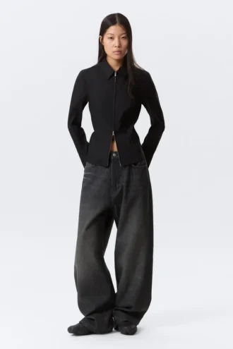 Long-Sleeved Fitted Zip Shirt – Black