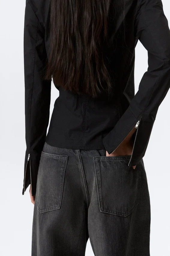 Long-Sleeved Fitted Zip Shirt – Black Long-Sleeved Fitted Zip Shirt – Black