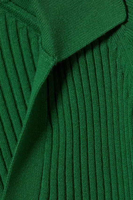 Long-Sleeved Ribbed Knit V-Neck Top – Green Long-Sleeved Ribbed Knit V-Neck Top – Green