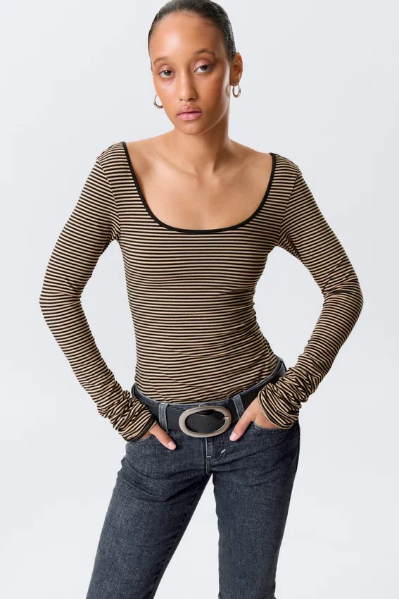 Long-Sleeved Slim Fit Scoop Neck Top – Beige/Black Stripe Long-Sleeved Slim Fit Scoop Neck Top – Beige/Black Stripe