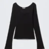 Long-Sleeved Slim Fit Scoop Neck Top – Black Long-Sleeved Slim Fit Scoop Neck Top – Black
