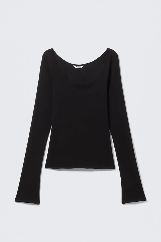 Long-Sleeved Slim Fit Scoop Neck Top – Black Long-Sleeved Slim Fit Scoop Neck Top – Black