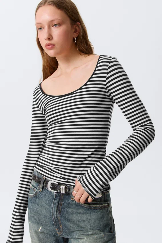 Long-Sleeved Slim Fit Scoop Neck Top – Black & White Stripes Long-Sleeved Slim Fit Scoop Neck Top – Black & White Stripes