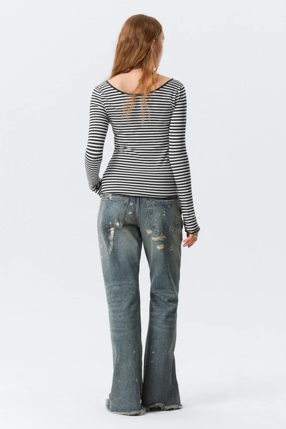 Long-Sleeved Slim Fit Scoop Neck Top – Black & White Stripes Long-Sleeved Slim Fit Scoop Neck Top – Black & White Stripes