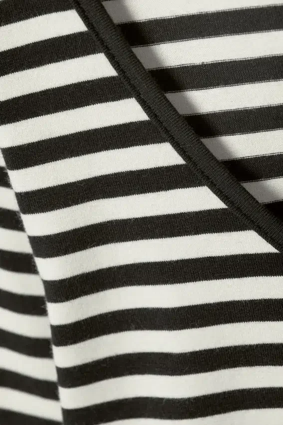 Long-Sleeved Slim Fit Scoop Neck Top – Black & White Stripes Long-Sleeved Slim Fit Scoop Neck Top – Black & White Stripes