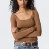 Long-Sleeved Slim Fit Scoop Neck Top – Brown Long-Sleeved Slim Fit Scoop Neck Top – Brown