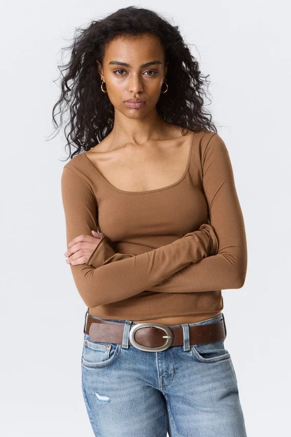 Long-Sleeved Slim Fit Scoop Neck Top – Brown Long-Sleeved Slim Fit Scoop Neck Top – Brown