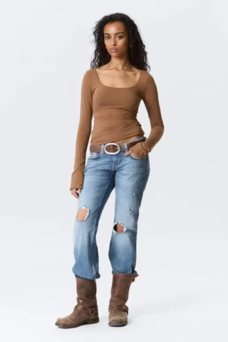 Long-Sleeved Slim Fit Scoop Neck Top – Brown Long-Sleeved Slim Fit Scoop Neck Top – Brown