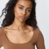Long-Sleeved Slim Fit Scoop Neck Top – Brown Long-Sleeved Slim Fit Scoop Neck Top – Brown