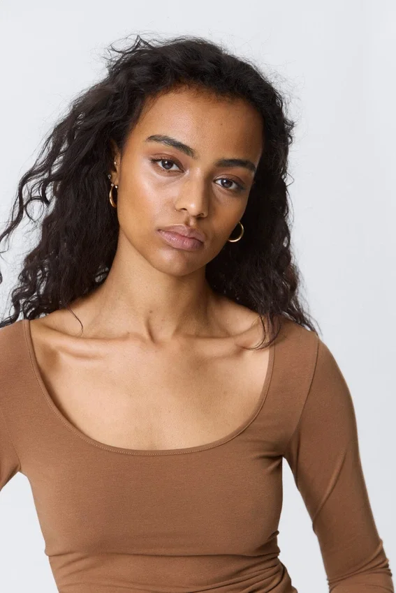 Long-Sleeved Slim Fit Scoop Neck Top – Brown Long-Sleeved Slim Fit Scoop Neck Top – Brown