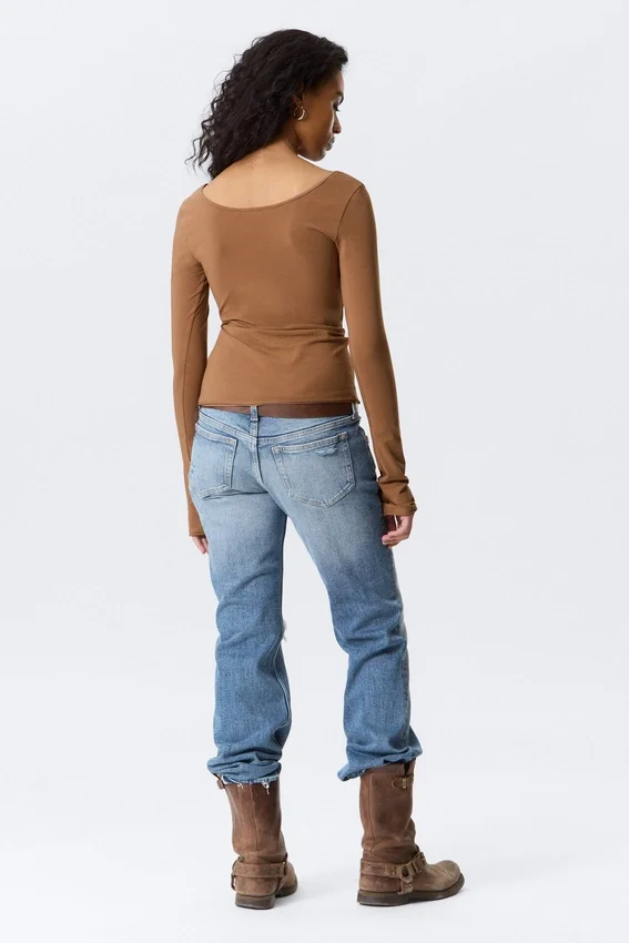 Long-Sleeved Slim Fit Scoop Neck Top – Brown Long-Sleeved Slim Fit Scoop Neck Top – Brown