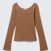 Long-Sleeved Slim Fit Scoop Neck Top – Brown Long-Sleeved Slim Fit Scoop Neck Top – Brown