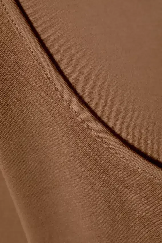 Long-Sleeved Slim Fit Scoop Neck Top – Brown Long-Sleeved Slim Fit Scoop Neck Top – Brown