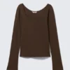 Long-Sleeved Slim Fit Scoop Neck Top – Dark Brown Long-Sleeved Slim Fit Scoop Neck Top – Dark Brown