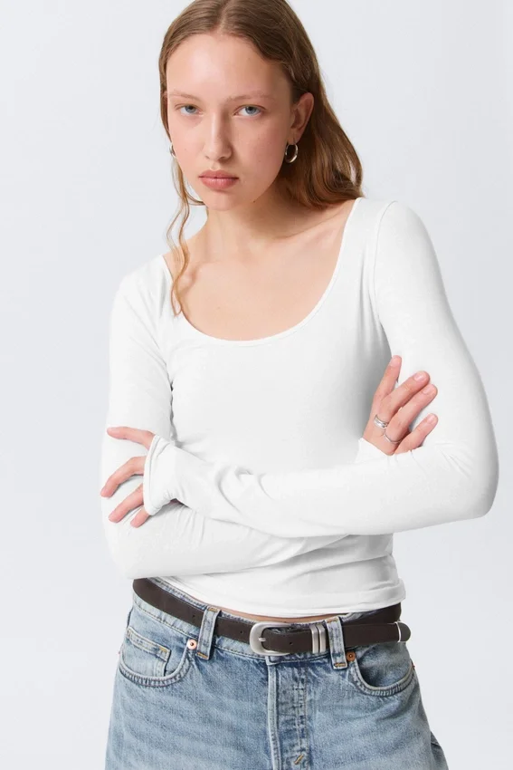 Long-Sleeved Slim Fit Scoop Neck Top – White Long-Sleeved Slim Fit Scoop Neck Top – White