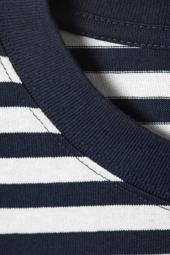 Loose Boxy Long-Sleeved T-Shirt – White & Navy Stripes Loose Boxy Long-Sleeved T-Shirt – White & Navy Stripes